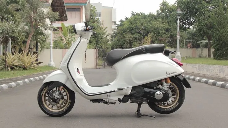 Vespa Matic Modern di Perkotaan